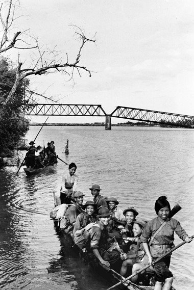 Niềm vui của những người lính trẻ trong bức ảnh "Qua sông Cam Lộ" (được chụp tại Quảng Trị, năm 1972).